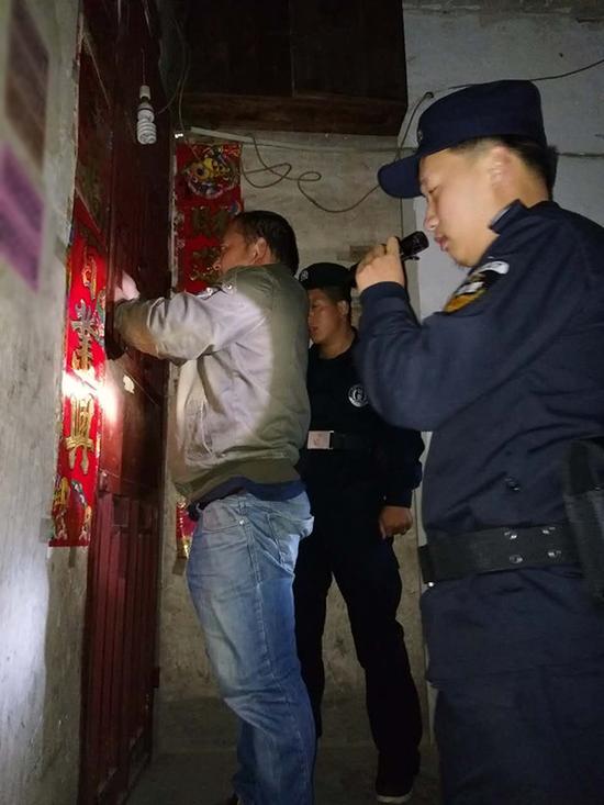 开锁公司粗心妈妈误将幼女锁家中 民警全城寻开锁师傅开门